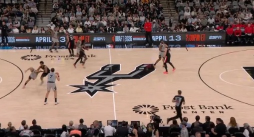 NBA直播賽后戰(zhàn)報：馬刺創(chuàng)歷史！無緣季后賽次年狂攬 60 + 勝場